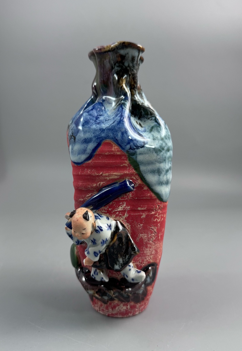 Vase balustre japonais en grès Sumida Gawa au karako en relief, signé Kōko — époque Meiji 