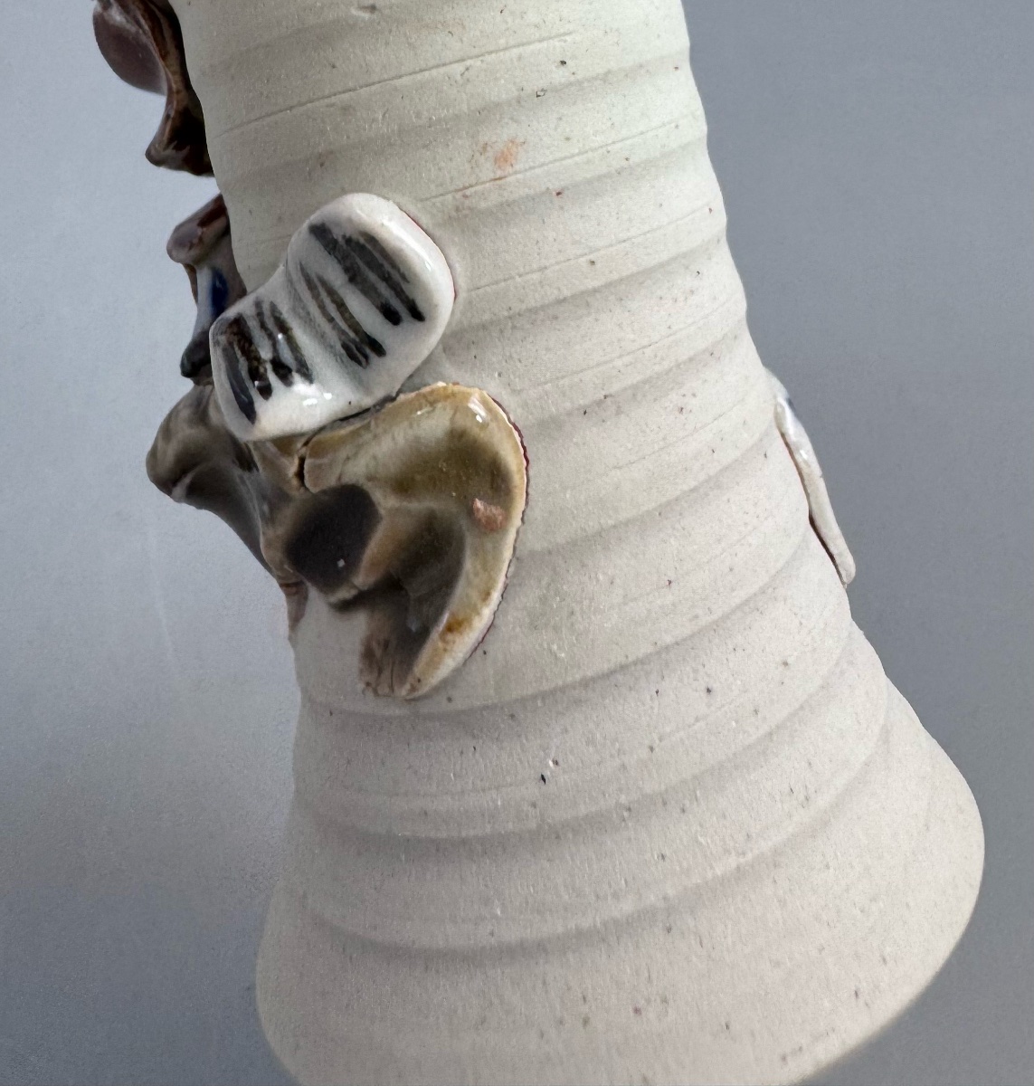 Sumida Gawa Stoneware Vase With Applied Rakan Figure, Signed Ryōsai, Meiji–taishō Period-photo-7