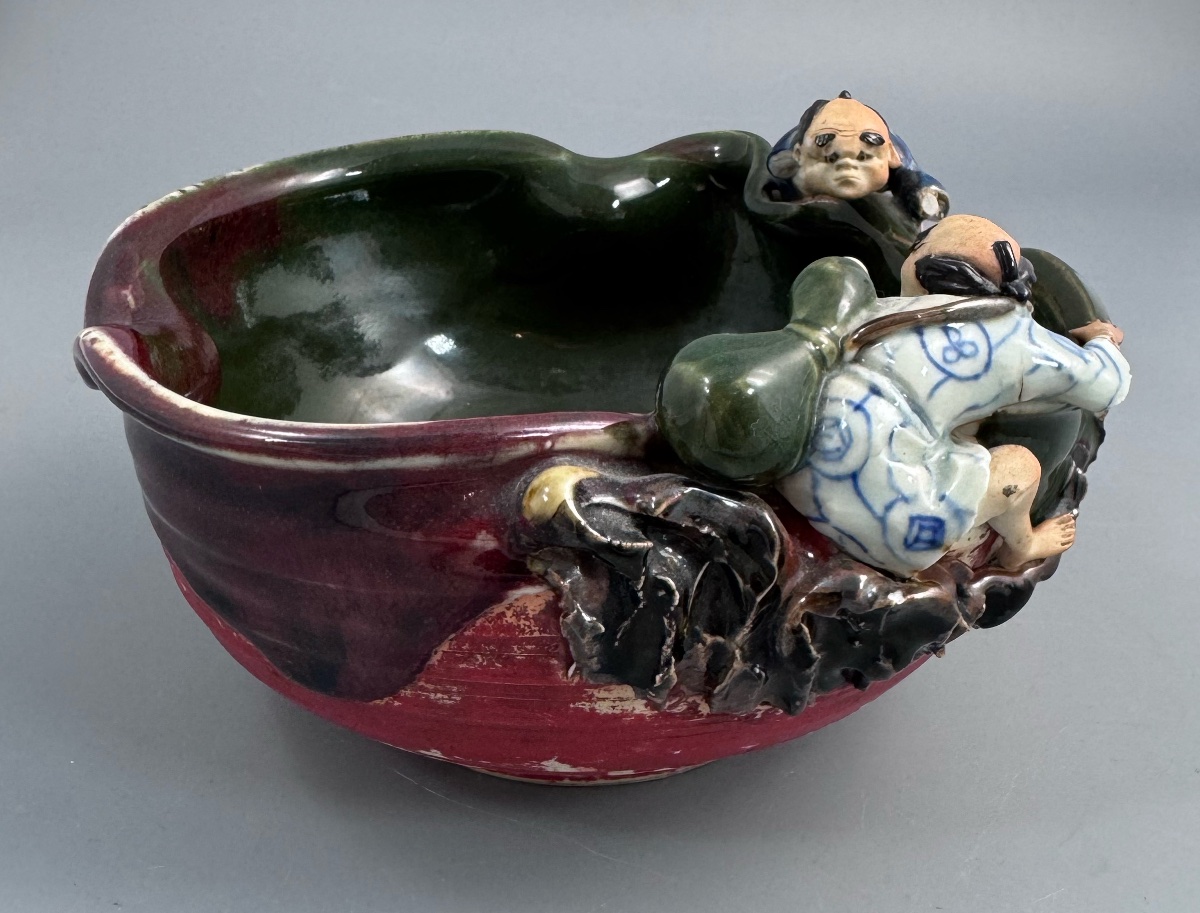 Sumida Gawa Pottery Suiban / Brush Washer With Two Climbing Figures, Signed Kōko, Meiji–taishō -photo-2