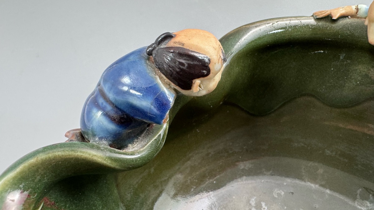 Sumida Gawa Pottery Suiban / Brush Washer With Two Climbing Figures, Signed Kōko, Meiji–taishō -photo-2