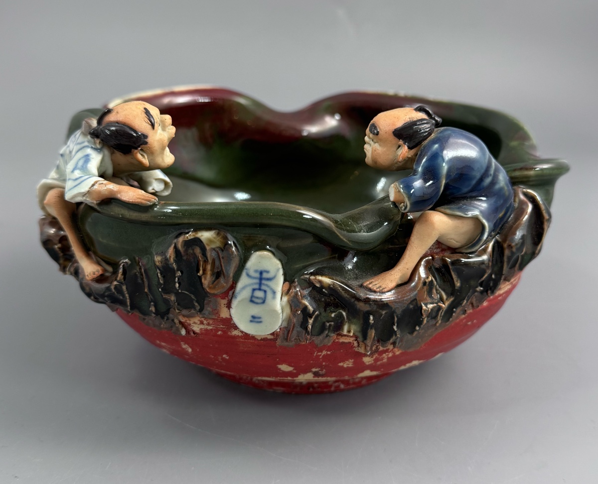 Sumida Gawa Pottery Suiban / Brush Washer With Two Climbing Figures, Signed Kōko, Meiji–taishō 