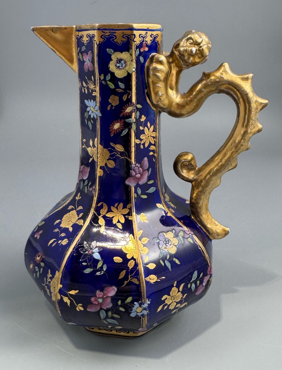 Aiguière Mason's Ironstone à décor chinoisant sur fond bleu cobalt, anse à grotesque-photo-3
