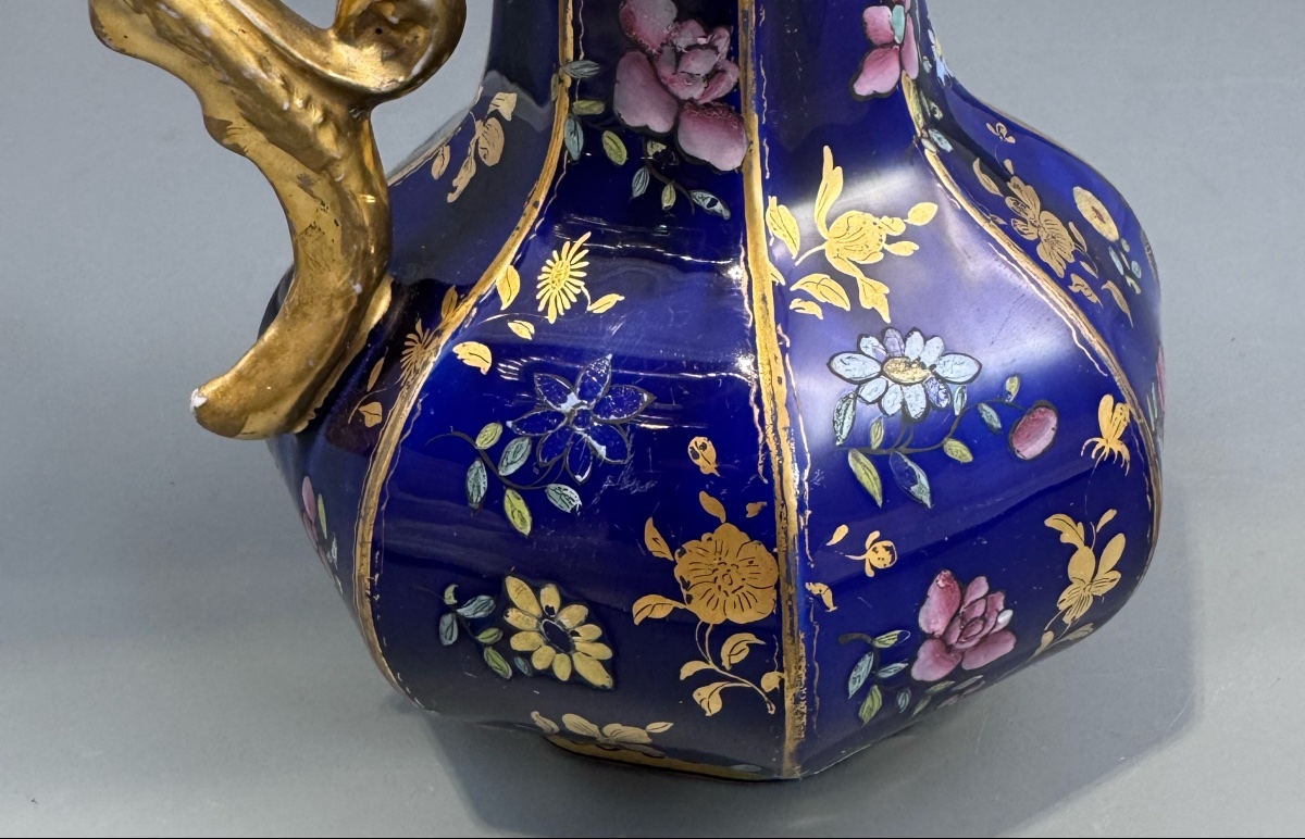 Aiguière Mason's Ironstone à décor chinoisant sur fond bleu cobalt, anse à grotesque-photo-1