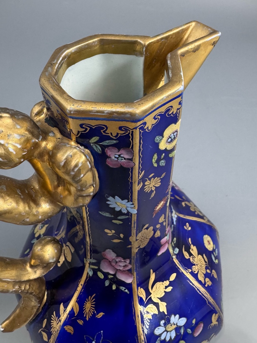 Aiguière Mason's Ironstone à décor chinoisant sur fond bleu cobalt, anse à grotesque-photo-2