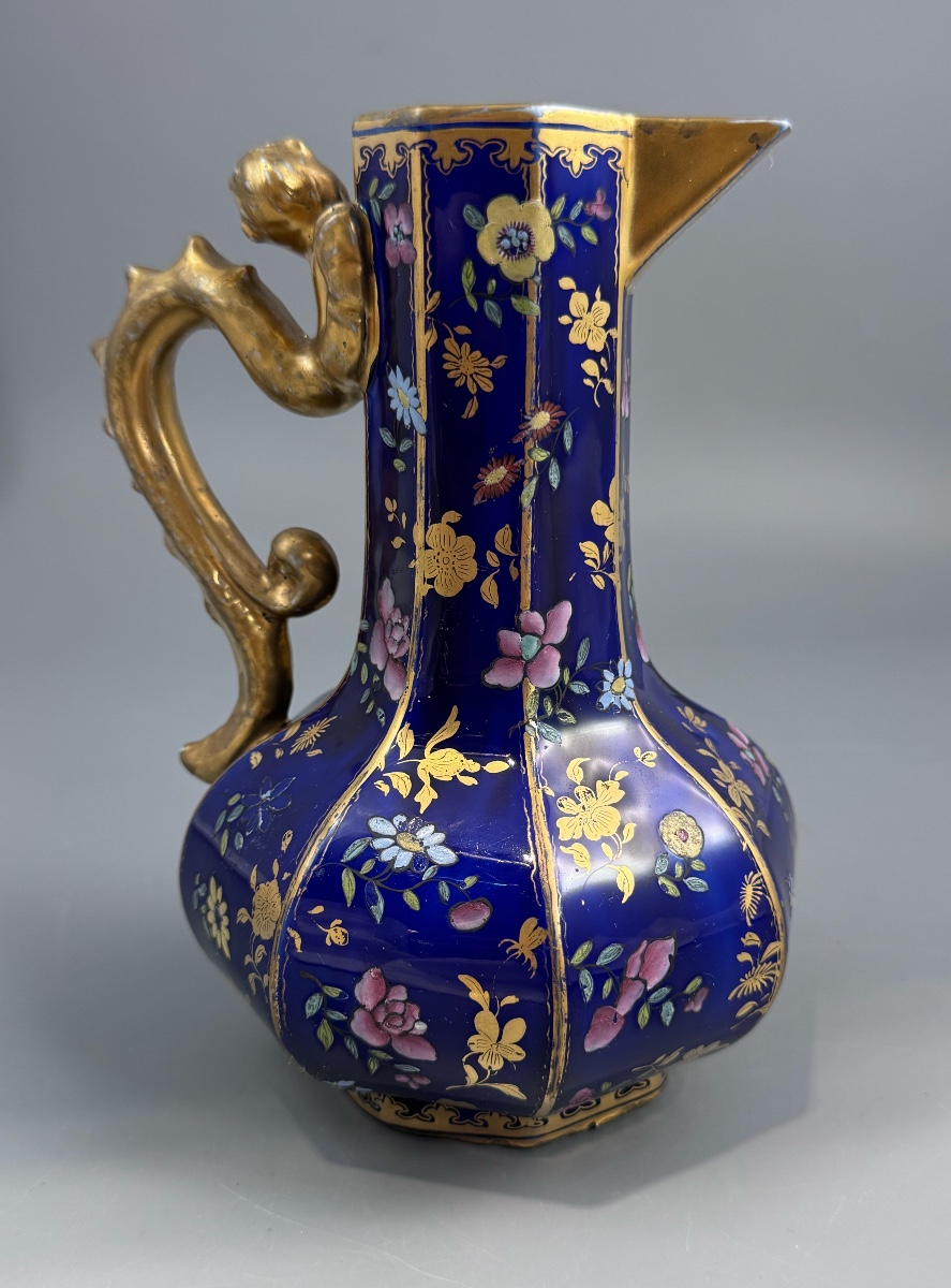 Aiguière Mason's Ironstone à décor chinoisant sur fond bleu cobalt, anse à grotesque