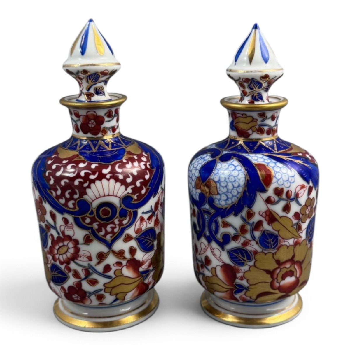 Paire de flacons à parfum en porcelaine de Dresde, dans le goût Imari, vers 1890–1910
