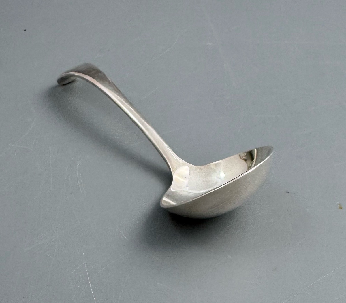 Service à sauce Mappin & Webb — Support en argent massif avec saucière et louche argentées-photo-3