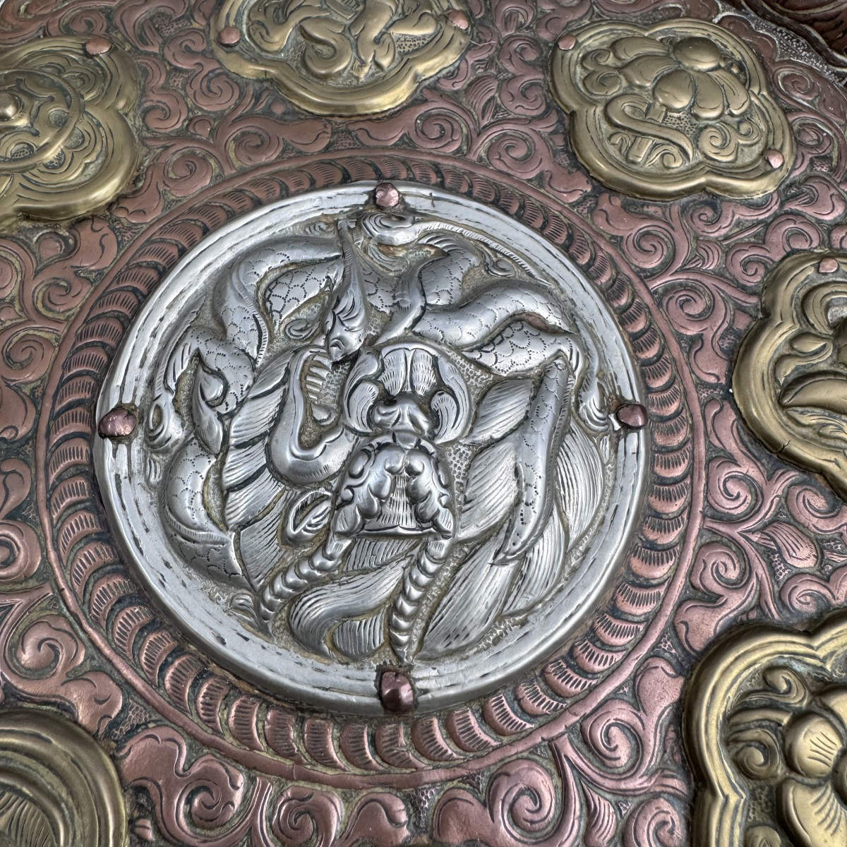 Large Tibetan Buddhist Dish In Repoussé Copper From The XIXᵉ Century, With Silver Dragon.-photo-2