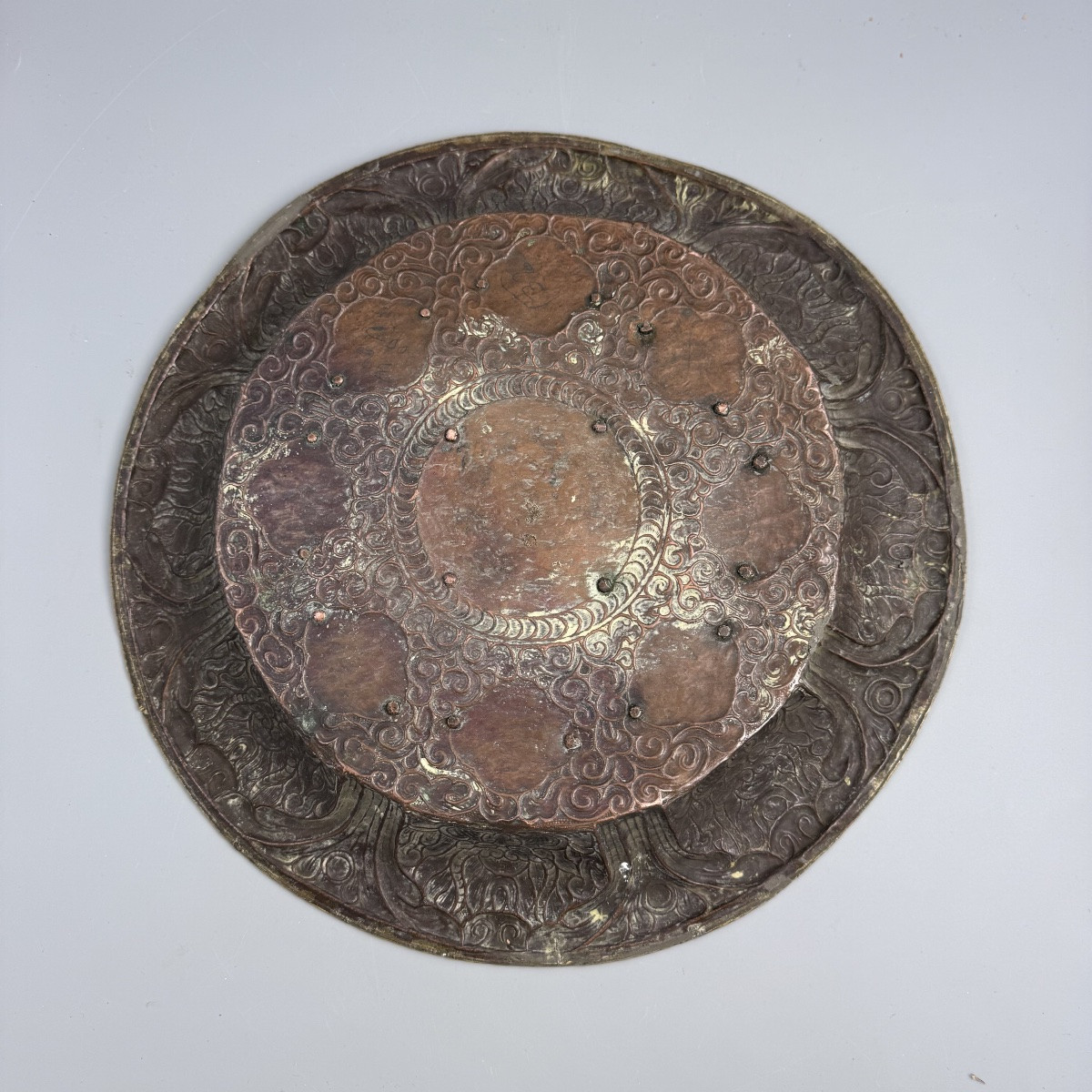 Large Tibetan Buddhist Dish In Repoussé Copper From The XIXᵉ Century, With Silver Dragon.-photo-4