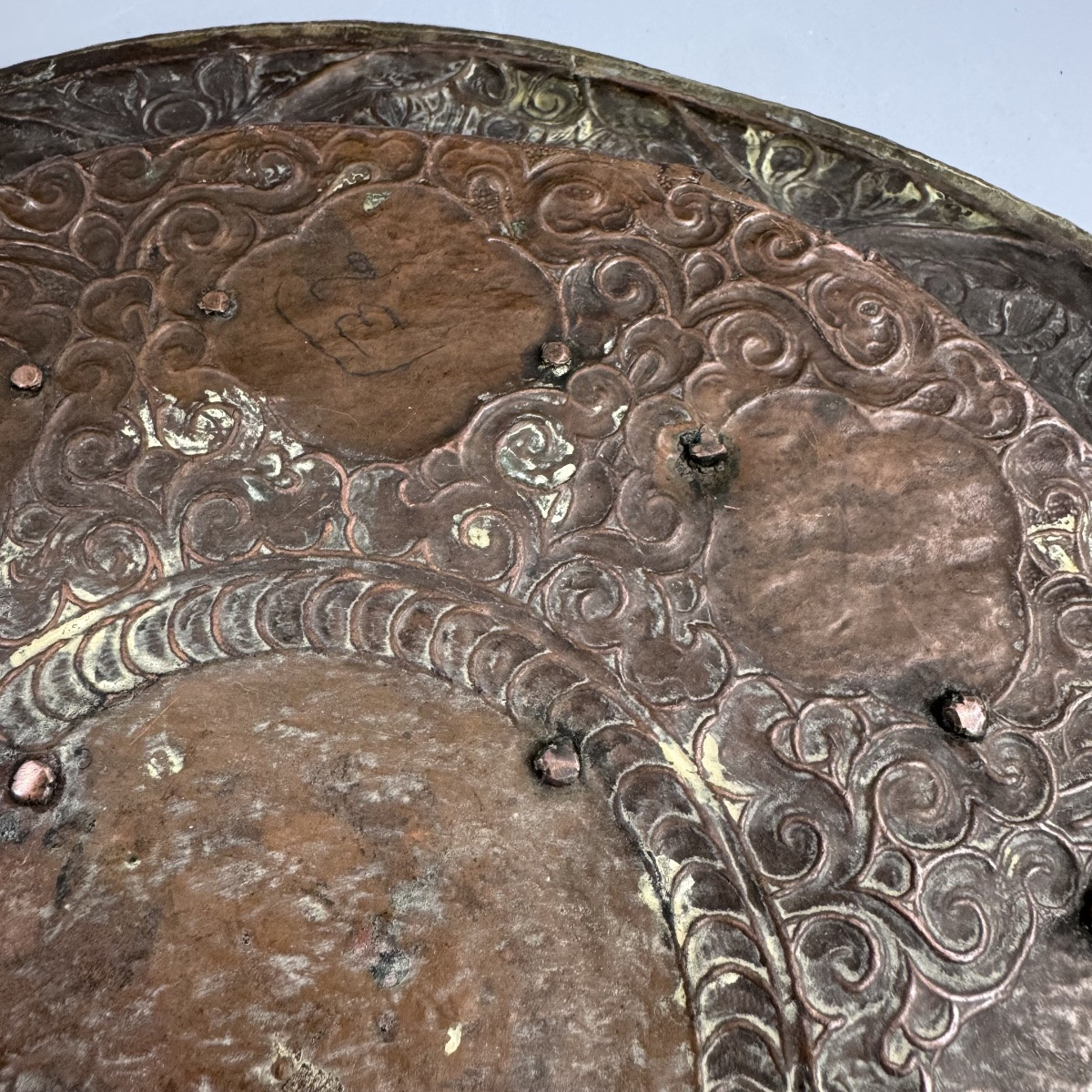 Large Tibetan Buddhist Dish In Repoussé Copper From The XIXᵉ Century, With Silver Dragon.-photo-2