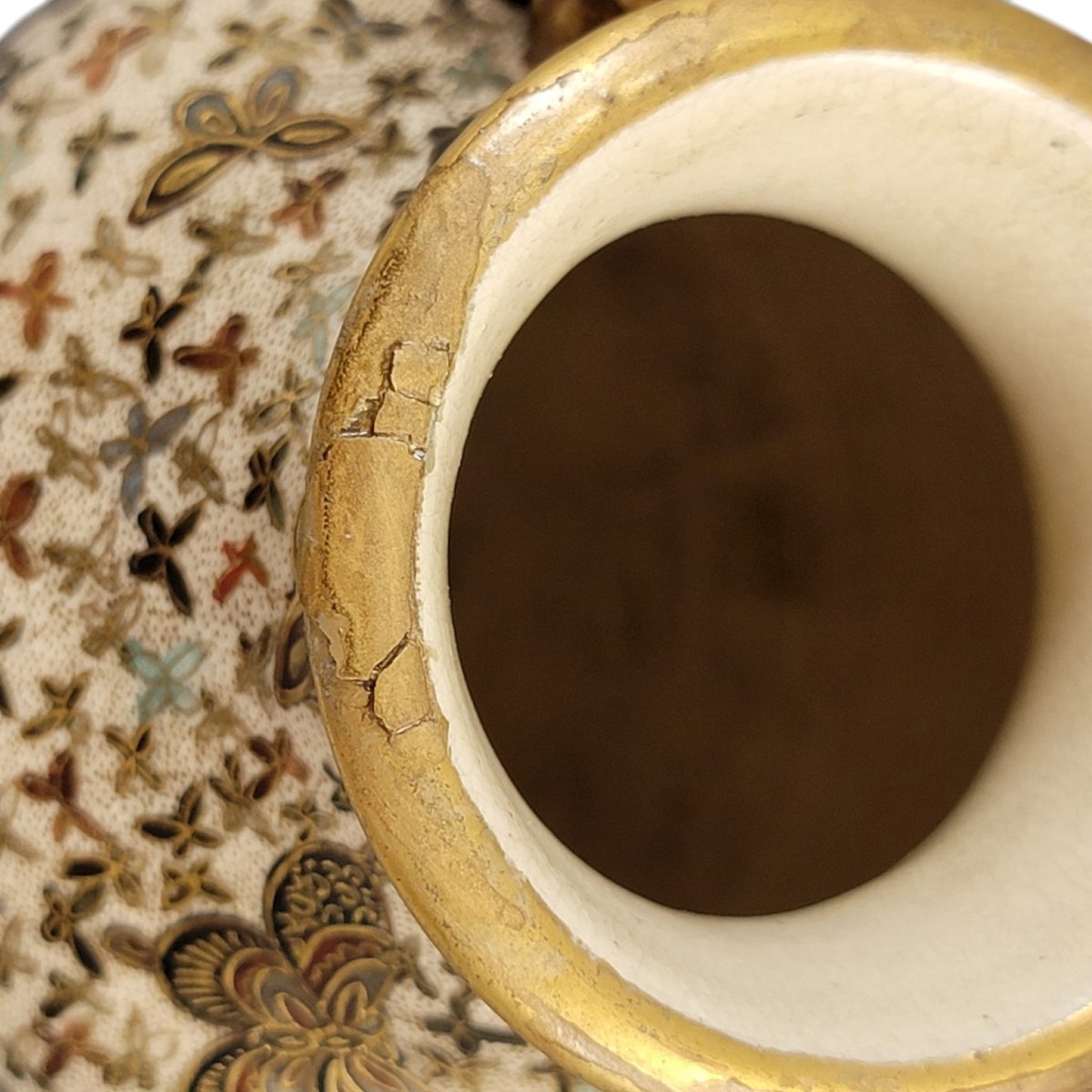 Paire de vases Satsuma mille papillons, signés Kinzan, époque Meiji-photo-1
