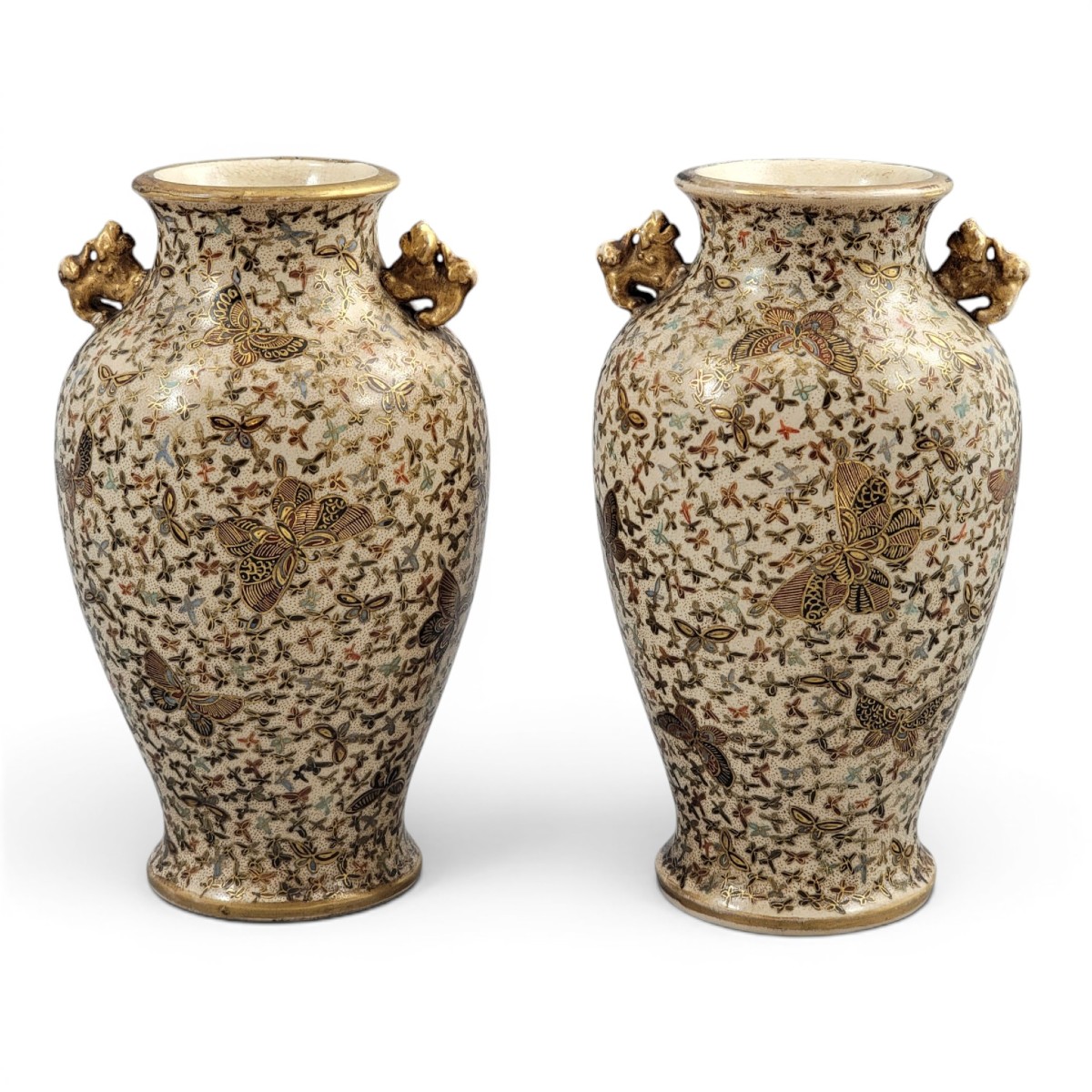 Paire de vases Satsuma mille papillons, signés Kinzan, époque Meiji