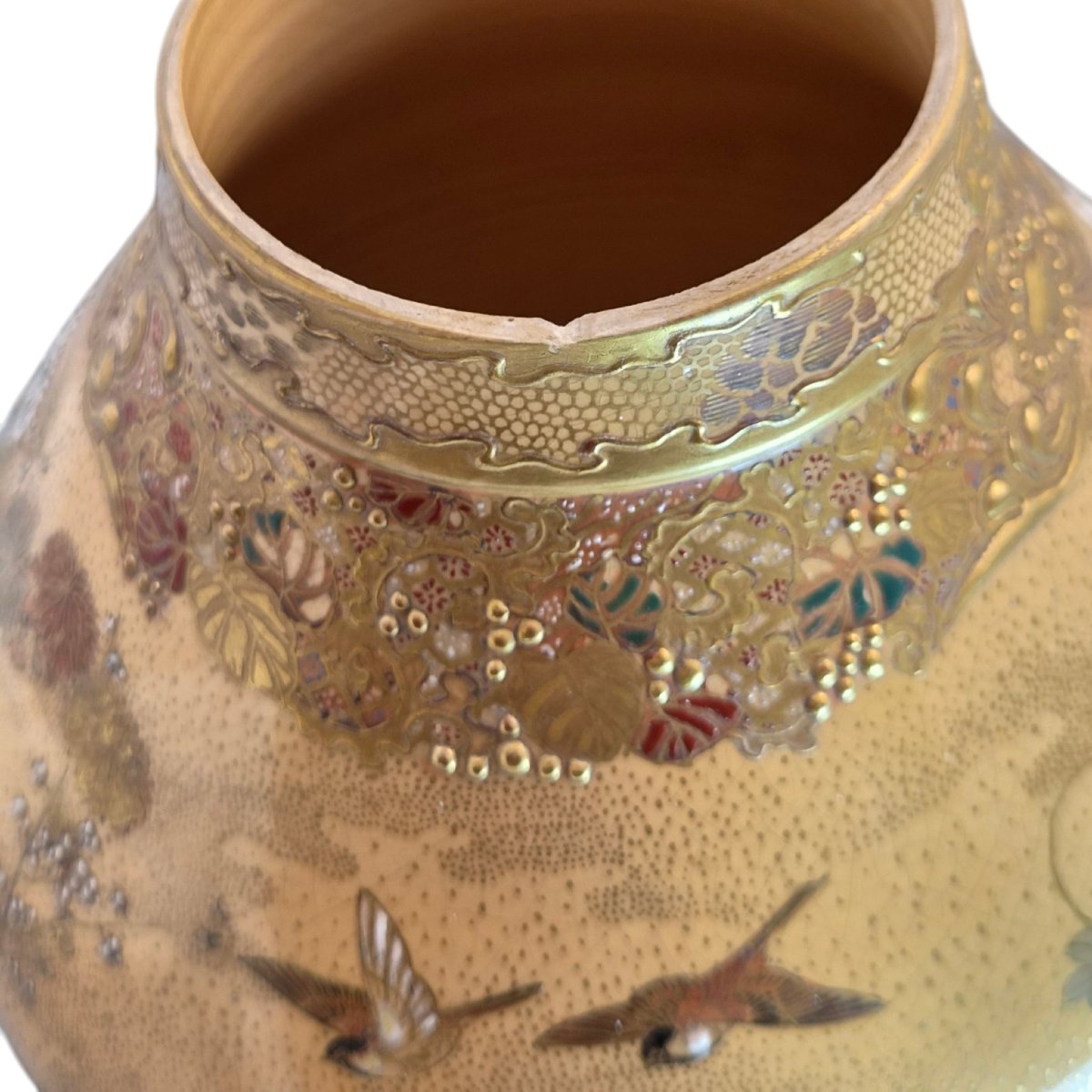 Vase Satsuma de Kyoto époque Meiji, atelier Kinkōzan, avec socle-photo-8