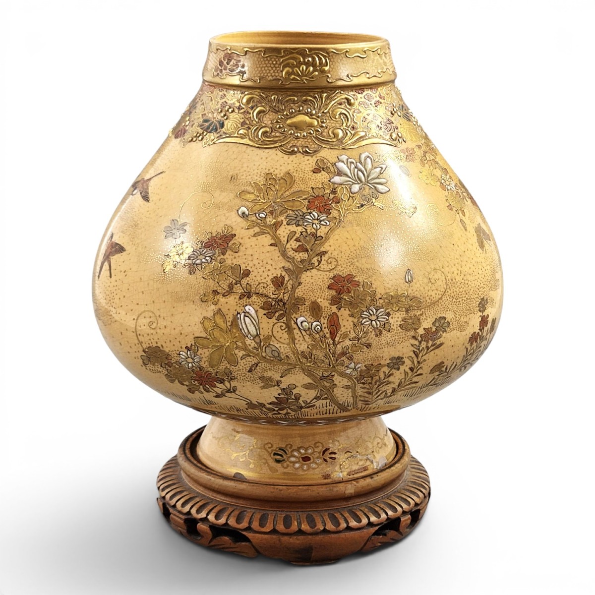 Vase Satsuma de Kyoto époque Meiji, atelier Kinkōzan, avec socle