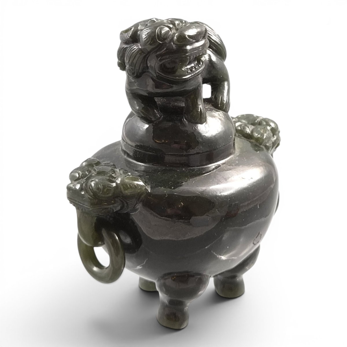 Brûle-Parfum Tripode Chinois En Jade Vert Foncé, Chien de Fô, vers 1900–1920