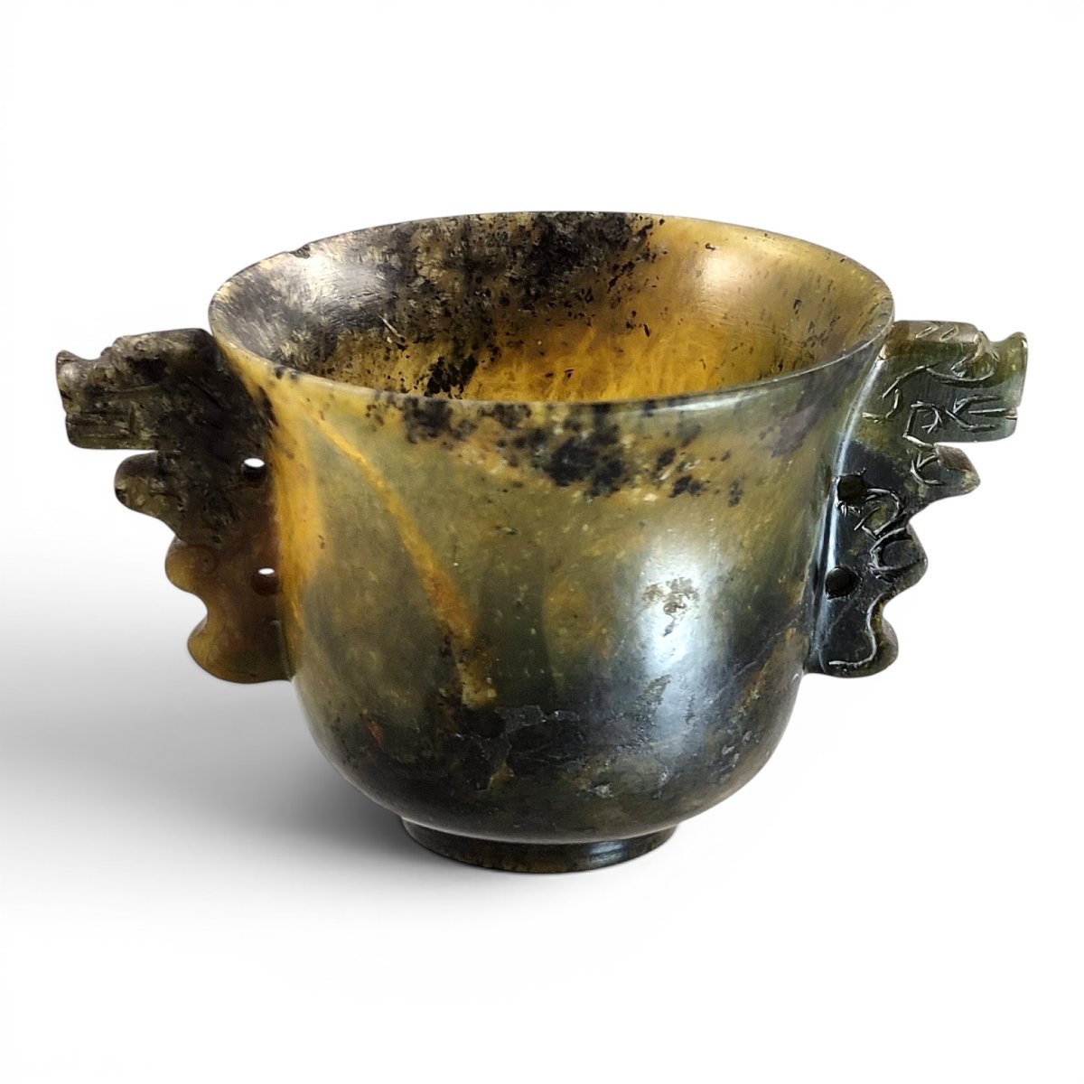 Coupe archaïsante chinoise en néphrite avec anses taotie, vers 1900–1910