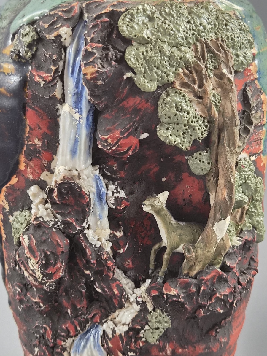 Vase japonais Sumida Gawa à décor sculptural de paysage avec cerf, Meiji–Taishō-photo-3