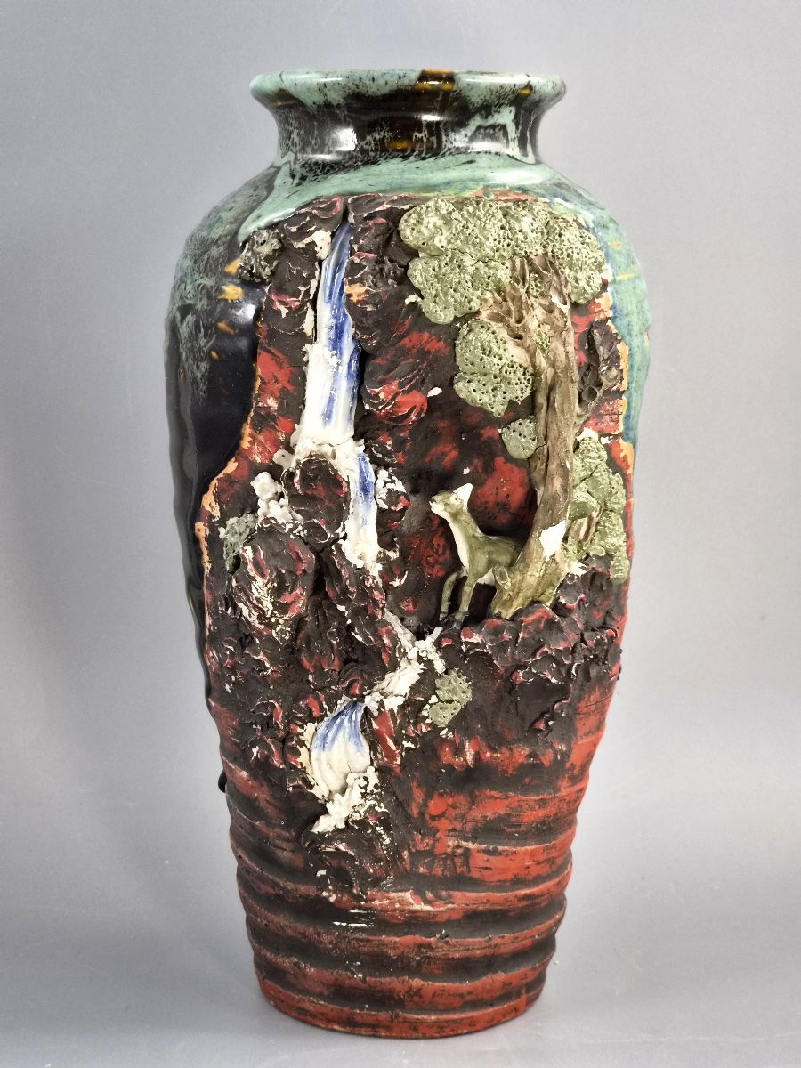 Vase japonais Sumida Gawa à décor sculptural de paysage avec cerf, Meiji–Taishō
