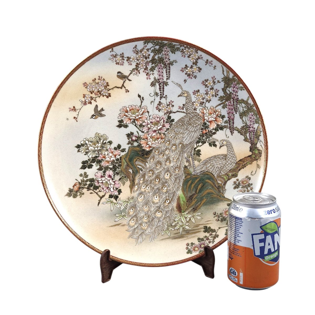 Grand plat japonais Satsuma Meiji aux paons, glycine et pivoines-photo-2