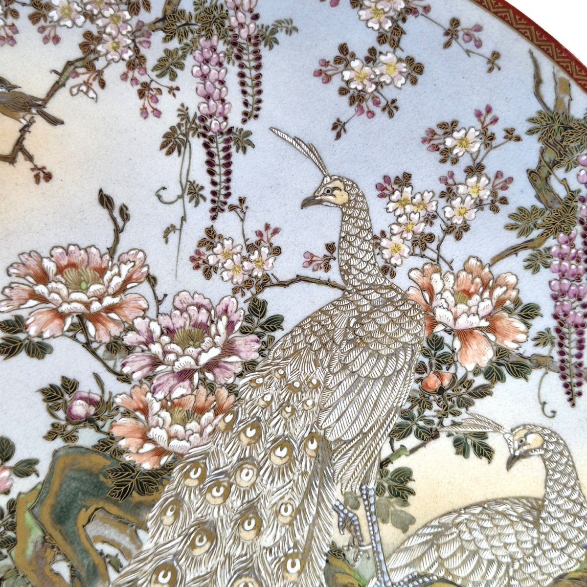 Grand plat japonais Satsuma Meiji aux paons, glycine et pivoines-photo-3