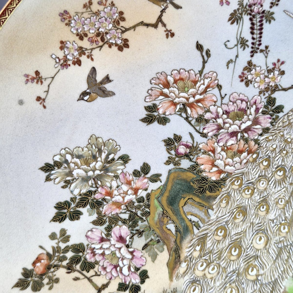 Grand plat japonais Satsuma Meiji aux paons, glycine et pivoines-photo-2
