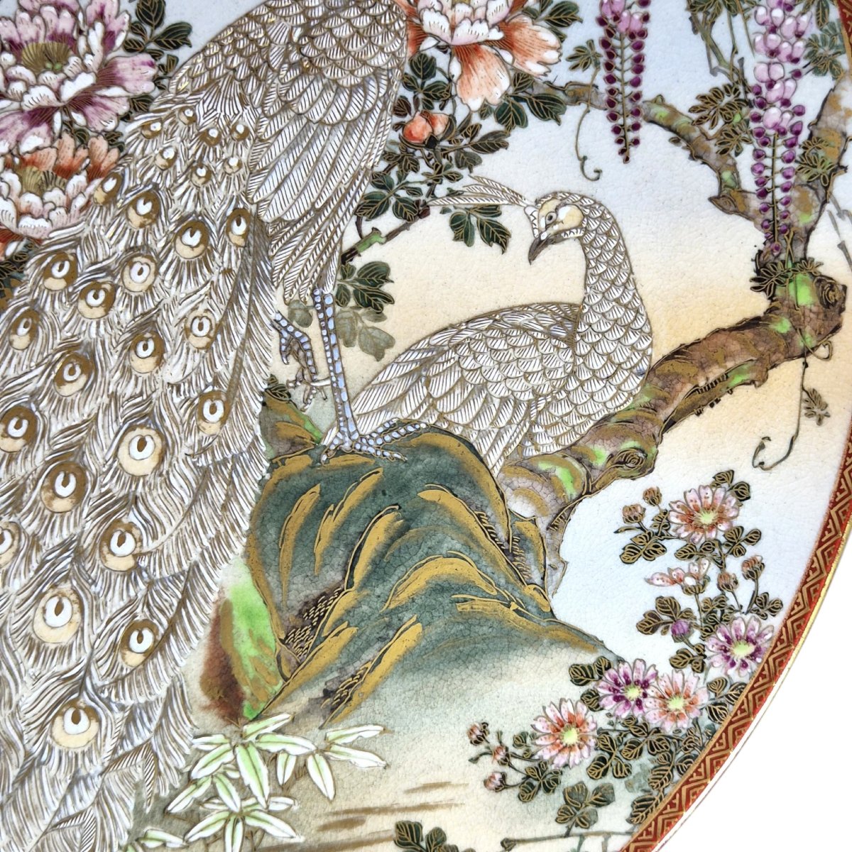 Grand plat japonais Satsuma Meiji aux paons, glycine et pivoines-photo-3