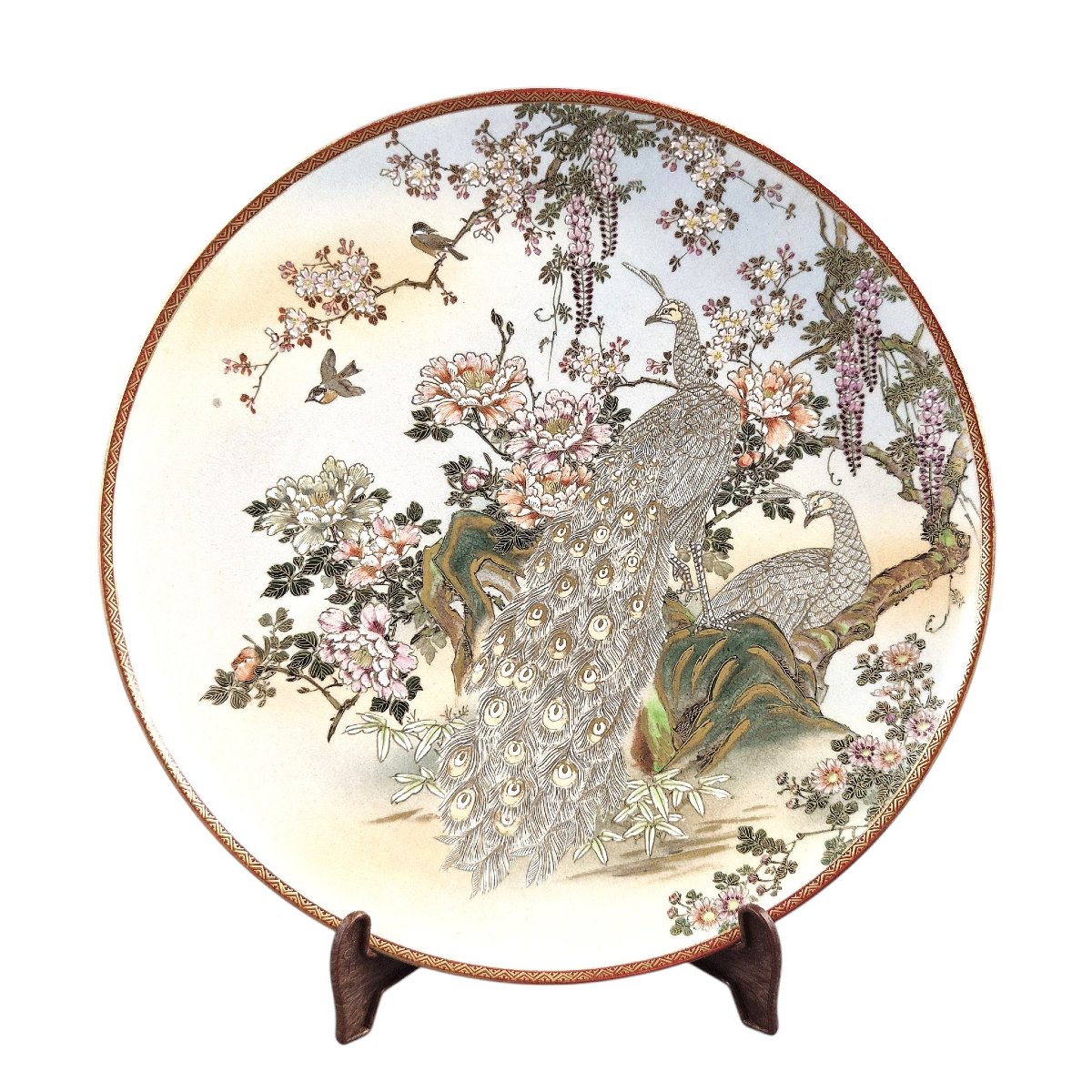 Grand plat japonais Satsuma Meiji aux paons, glycine et pivoines