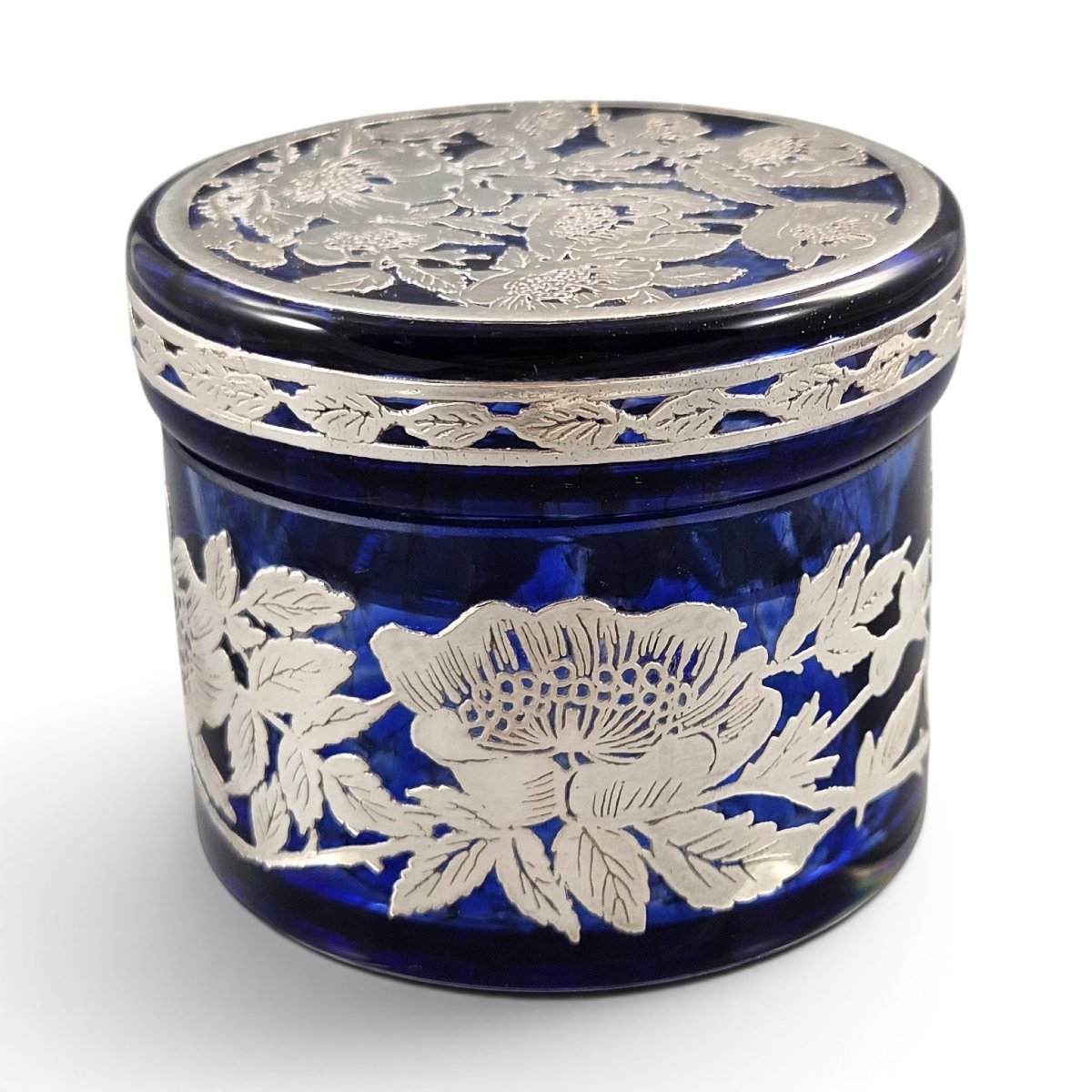 Boîte à bijoux en verre bleu à décor d'argent, attribuée à Laugharne Glass, Pays de Galles