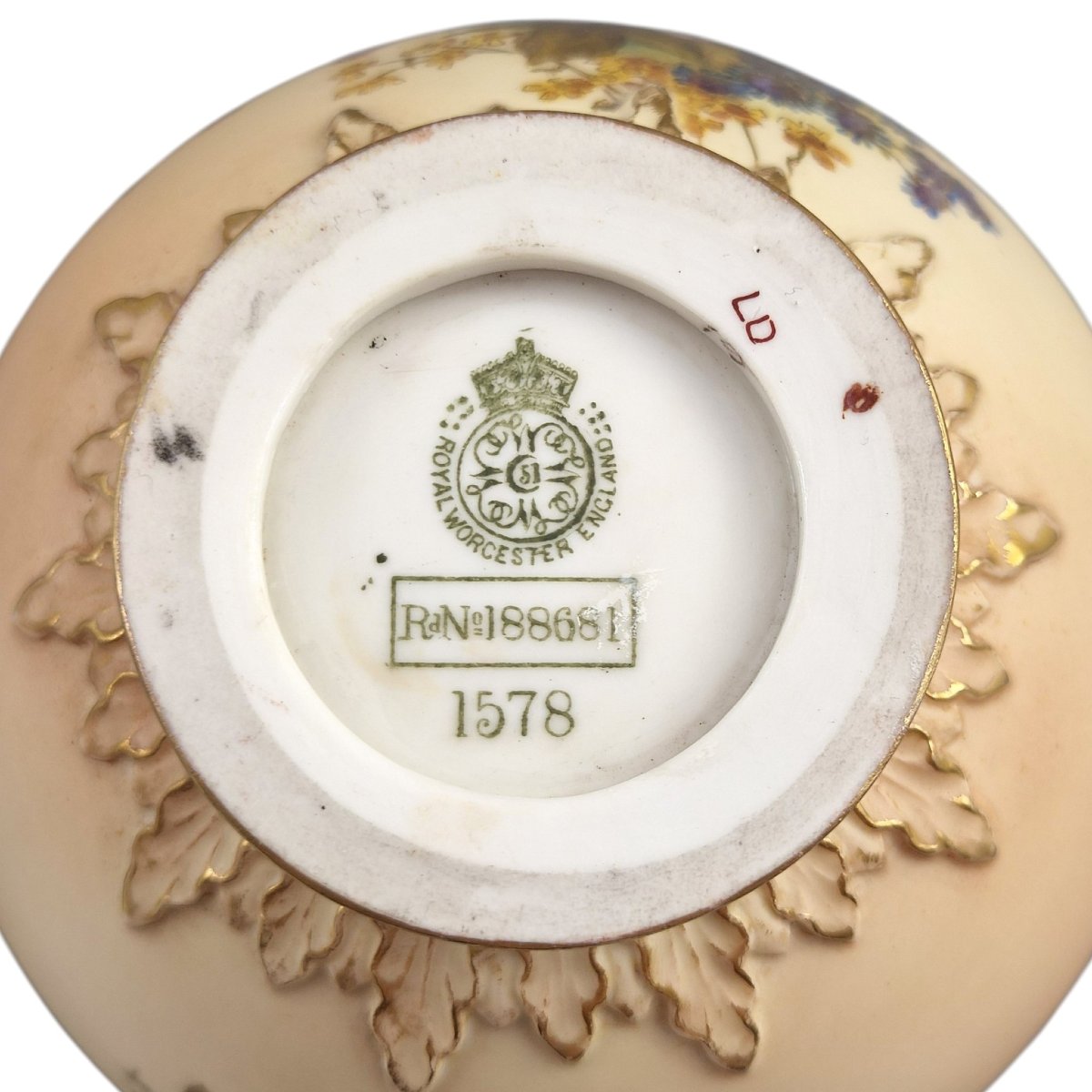 Paire de vases Royal Worcester à anses en dauphins, 1902 et 1903-photo-3