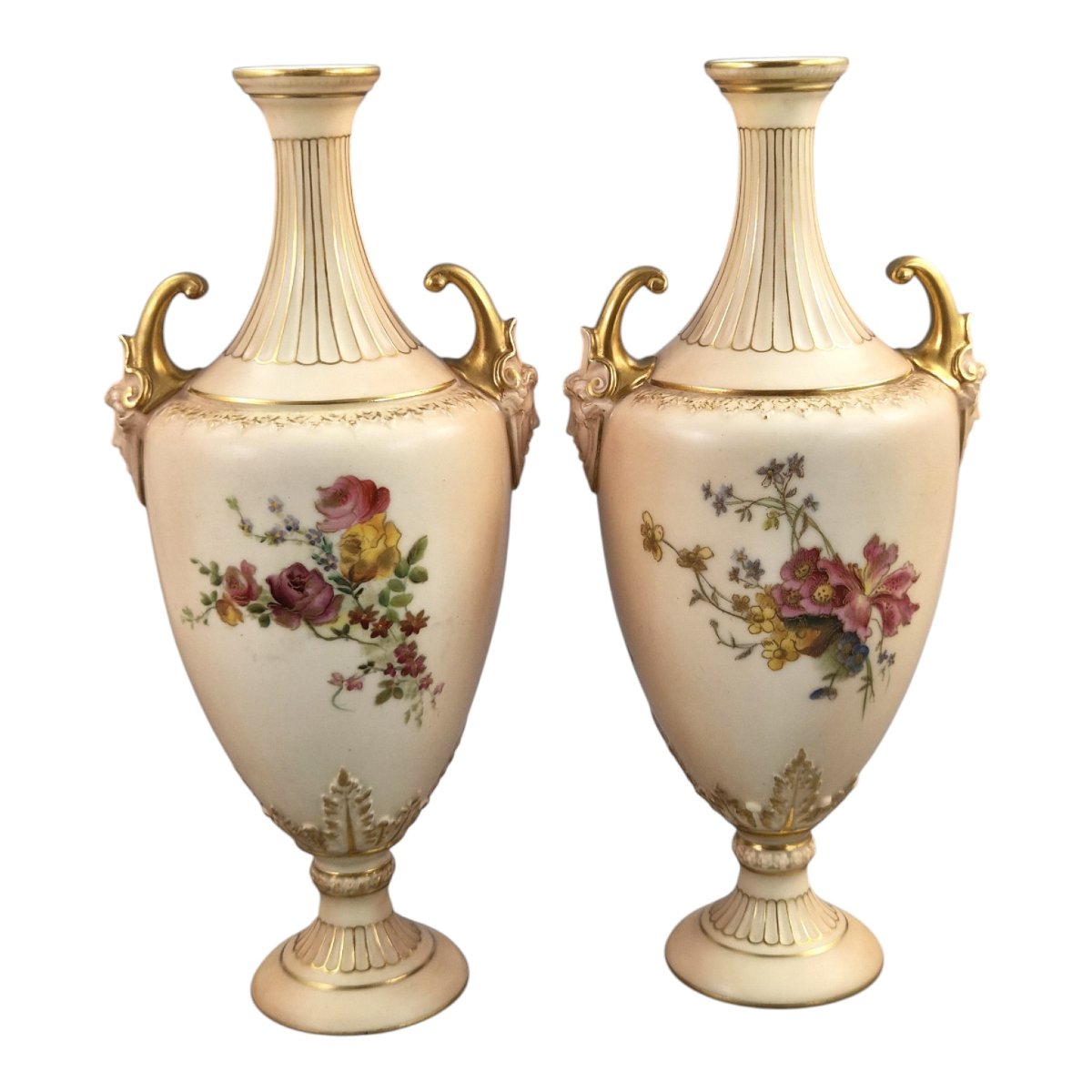 Paire de vases Royal Worcester en porcelaine blush ivory, décor floral, 1900-photo-3