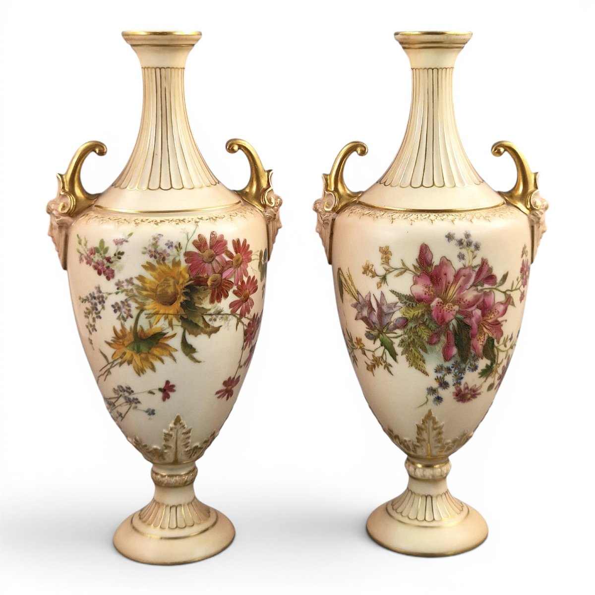 Paire de vases Royal Worcester en porcelaine blush ivory, décor floral, 1900