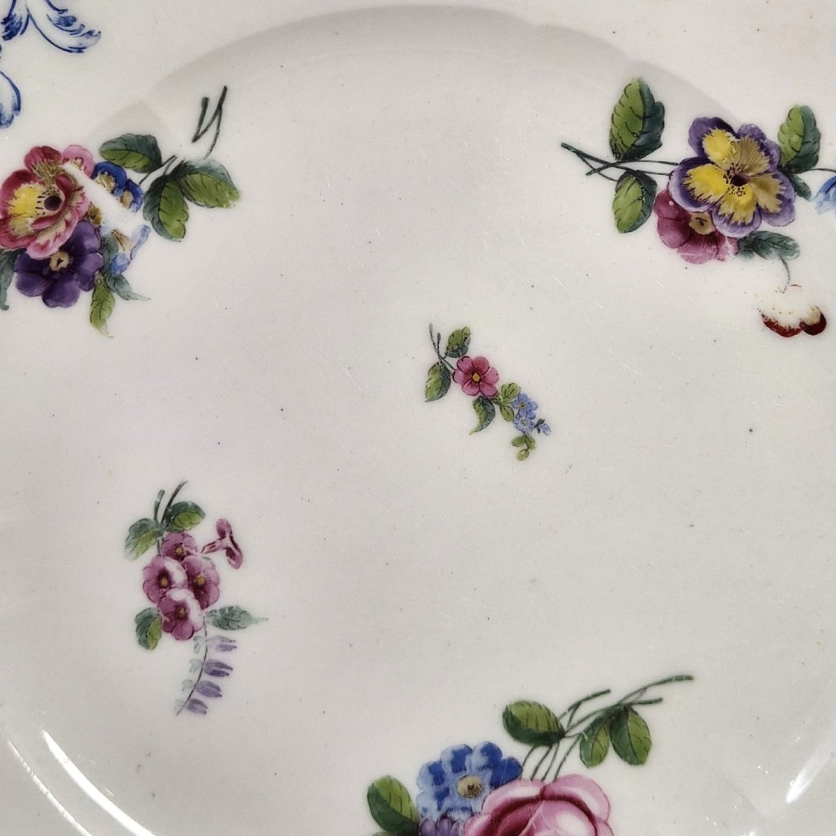 Assiette en porcelaine tendre de Sèvres peinte par Ambroise Michel, 1777-photo-3