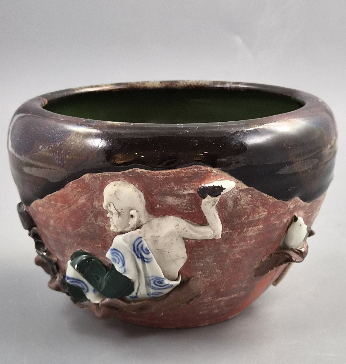 Japanese Sumida Gawa Bowl Signed Inoue Ryōsai, Figures in Relief, Meiji–Taishō c.1900-photo-1