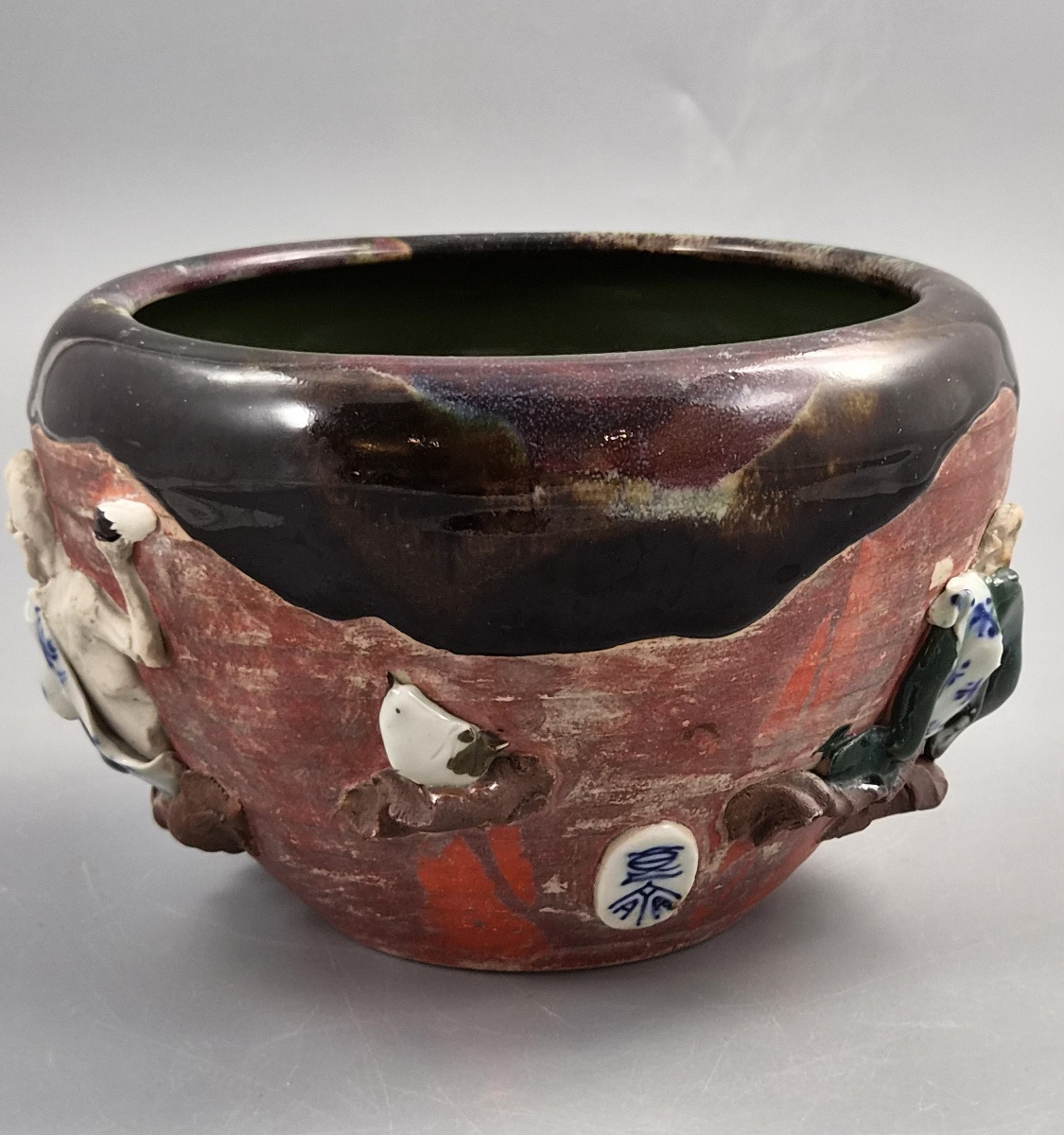 Japanese Sumida Gawa Bowl Signed Inoue Ryōsai, Figures in Relief, Meiji–Taishō c.1900-photo-2