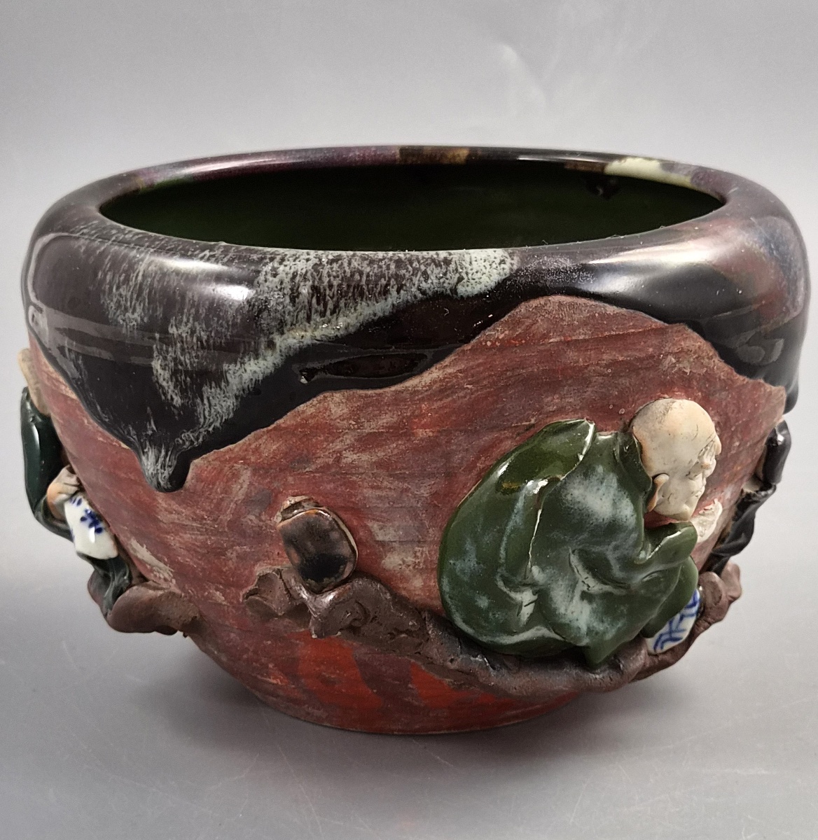 Japanese Sumida Gawa Bowl Signed Inoue Ryōsai, Figures in Relief, Meiji–Taishō c.1900-photo-4
