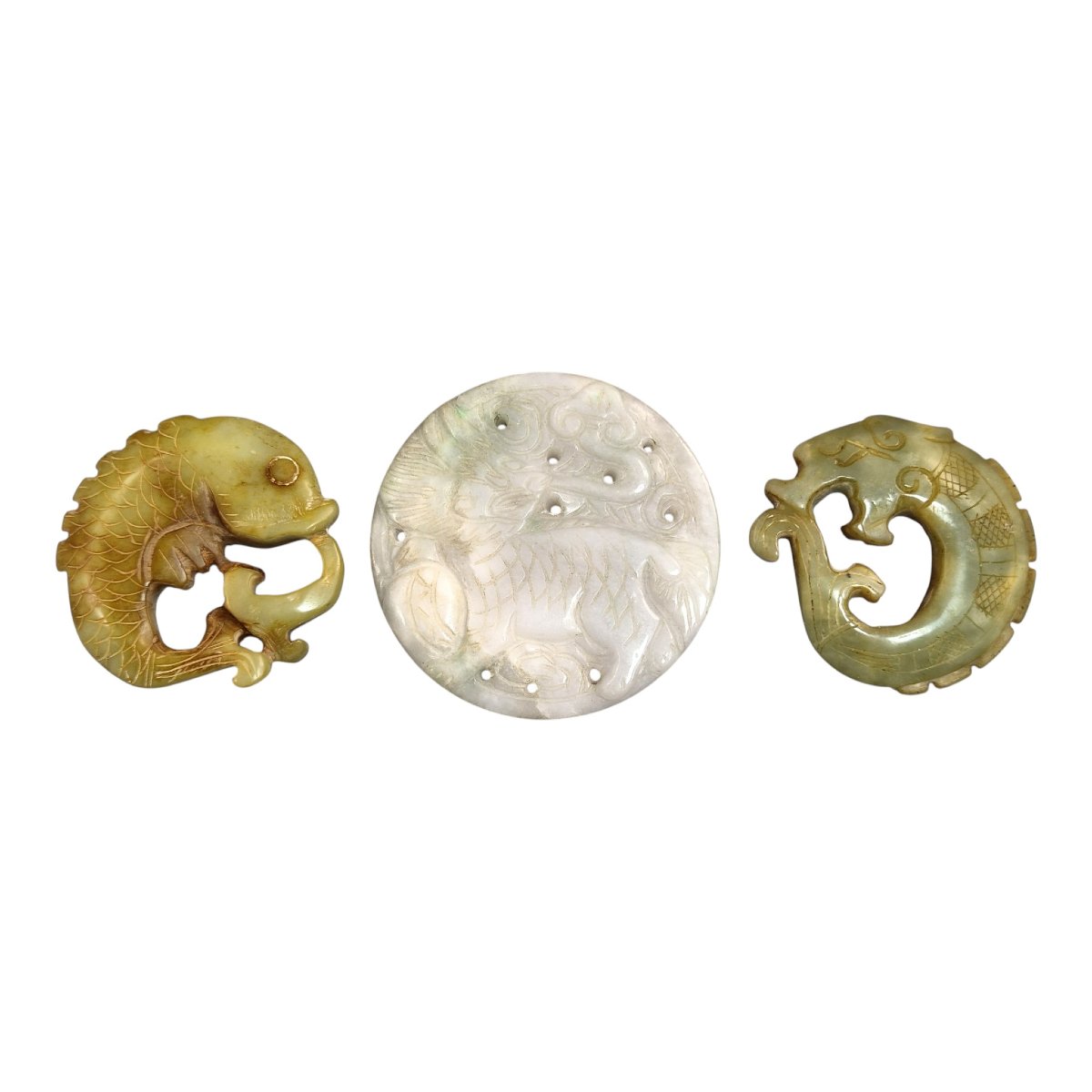 Ensemble De Trois Amulettes Chinoises En Pierre Style Fangu, Disque Bi, Qilin, Dragon Chilong