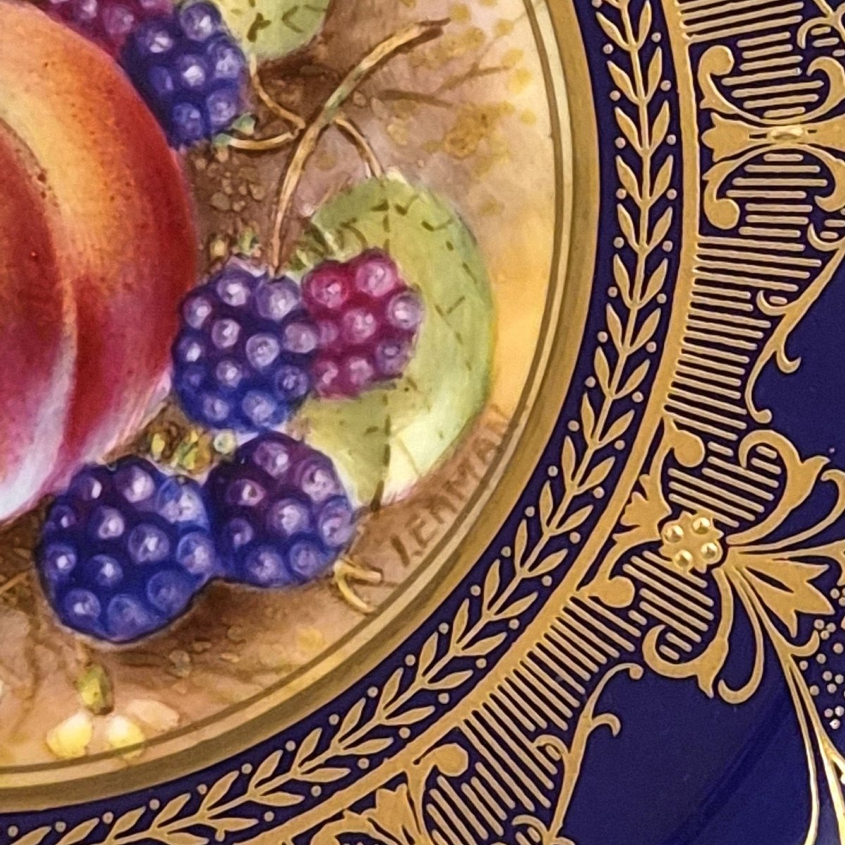 Assiette de cabinet Royal Worcester « Painted Fruit » par Brian Leaman, vers 1970-photo-1