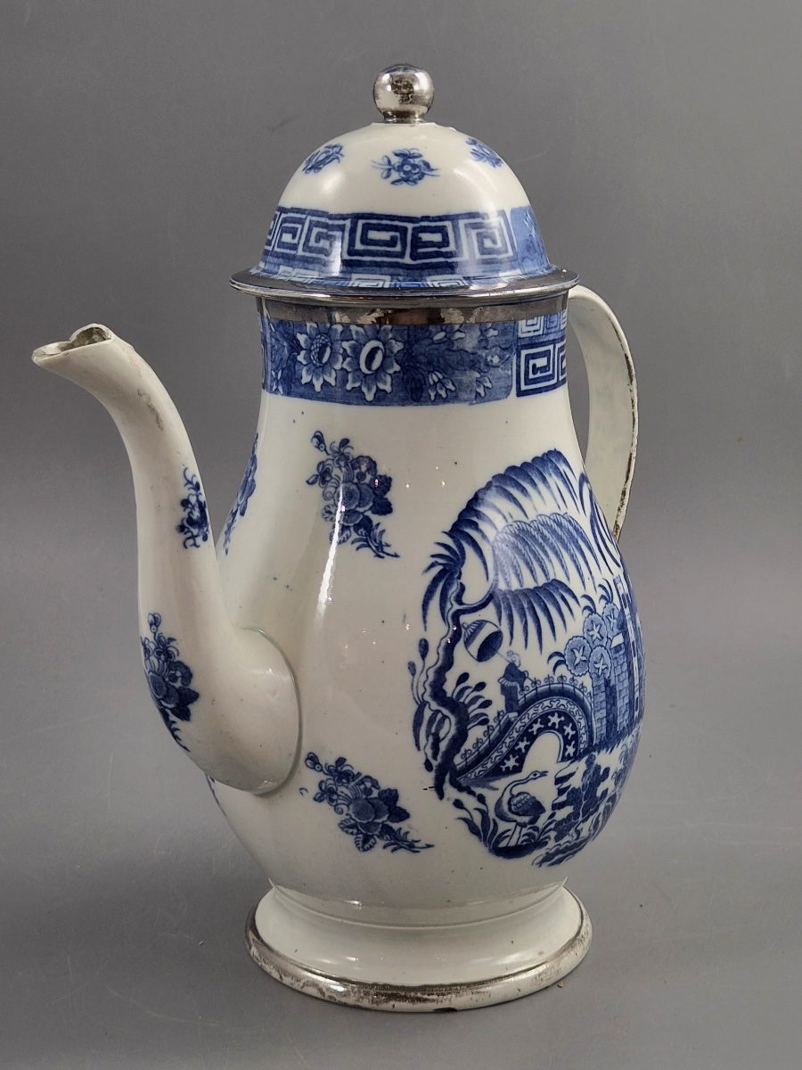 Cafetière couverte en porcelaine tendre de Caughley, décor Temple Landscape, vers 1780–1795-photo-3