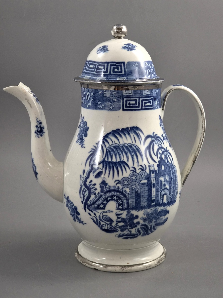 Cafetière couverte en porcelaine tendre de Caughley, décor Temple Landscape, vers 1780–1795-photo-4