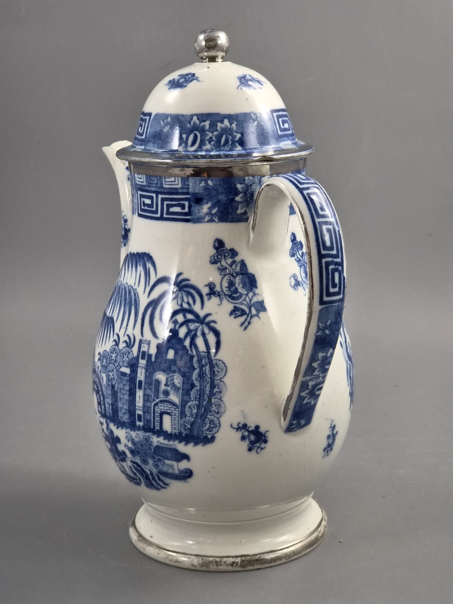 Cafetière couverte en porcelaine tendre de Caughley, décor Temple Landscape, vers 1780–1795-photo-1