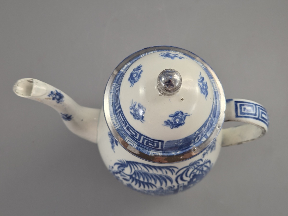 Cafetière couverte en porcelaine tendre de Caughley, décor Temple Landscape, vers 1780–1795-photo-2