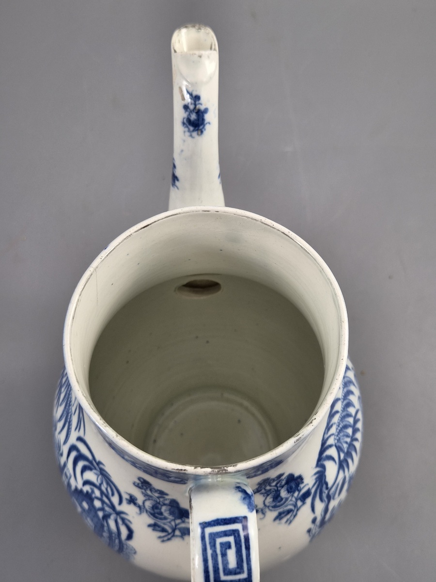 Cafetière couverte en porcelaine tendre de Caughley, décor Temple Landscape, vers 1780–1795-photo-3