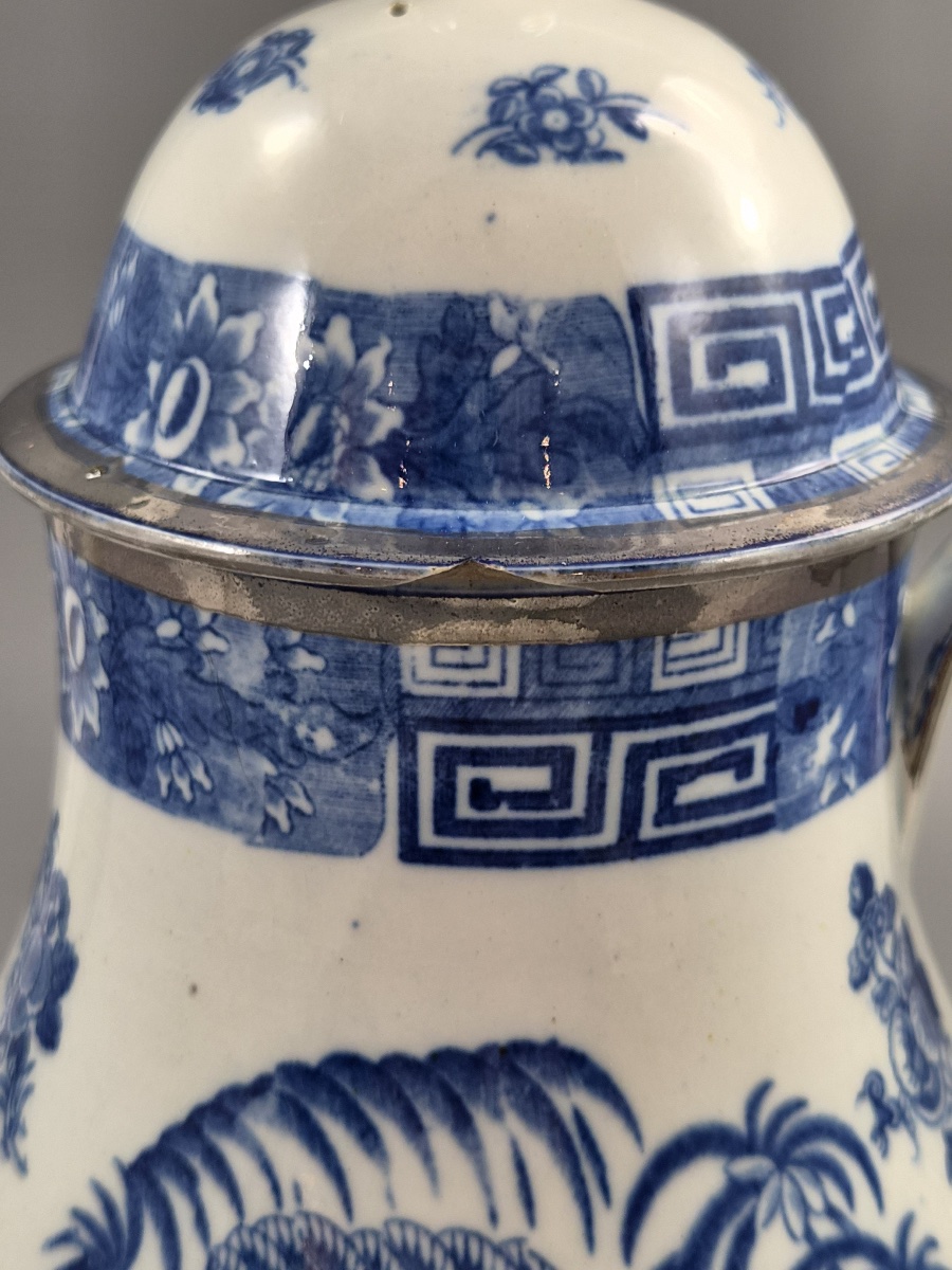 Cafetière couverte en porcelaine tendre de Caughley, décor Temple Landscape, vers 1780–1795-photo-6