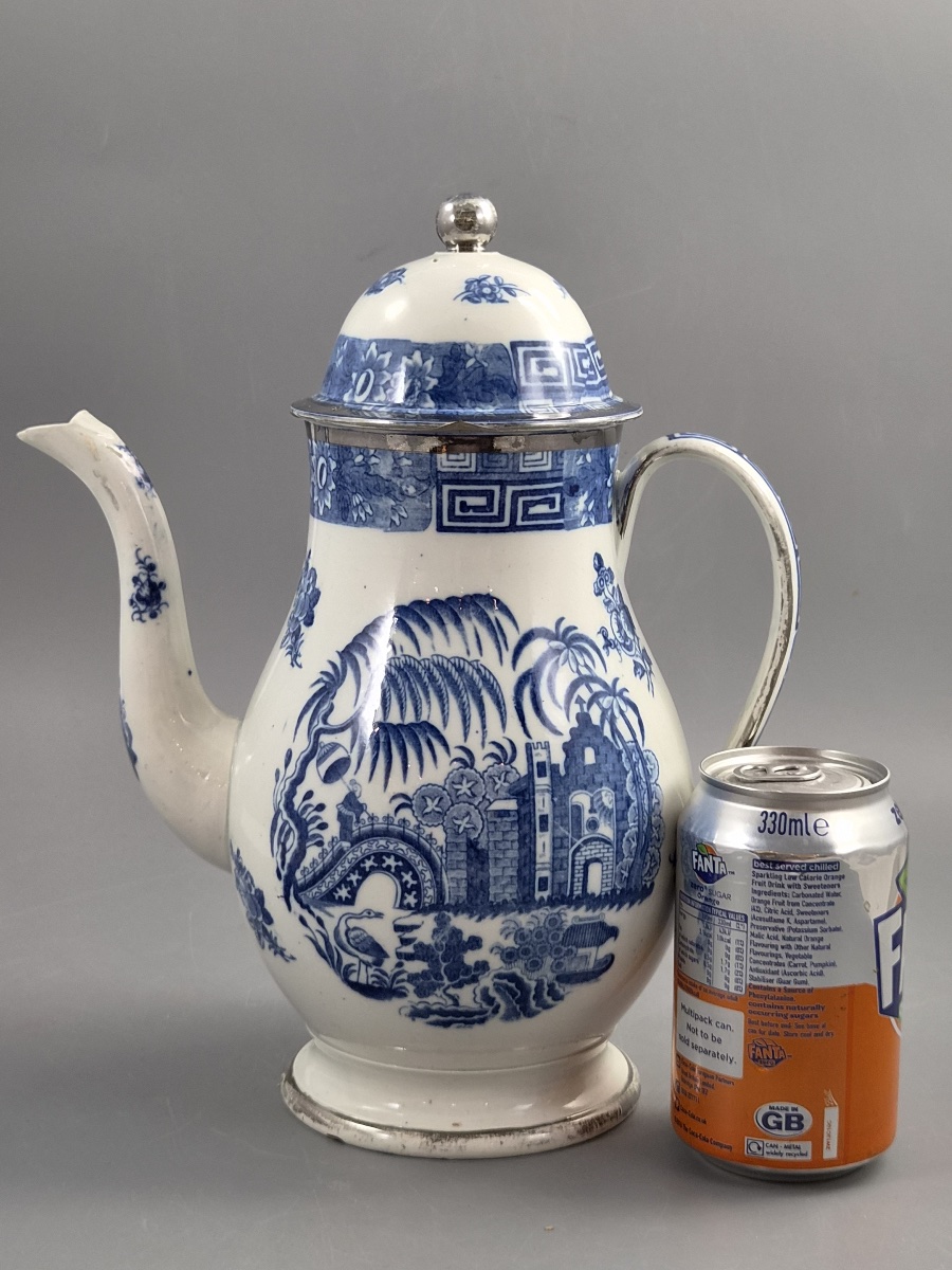Cafetière couverte en porcelaine tendre de Caughley, décor Temple Landscape, vers 1780–1795-photo-7