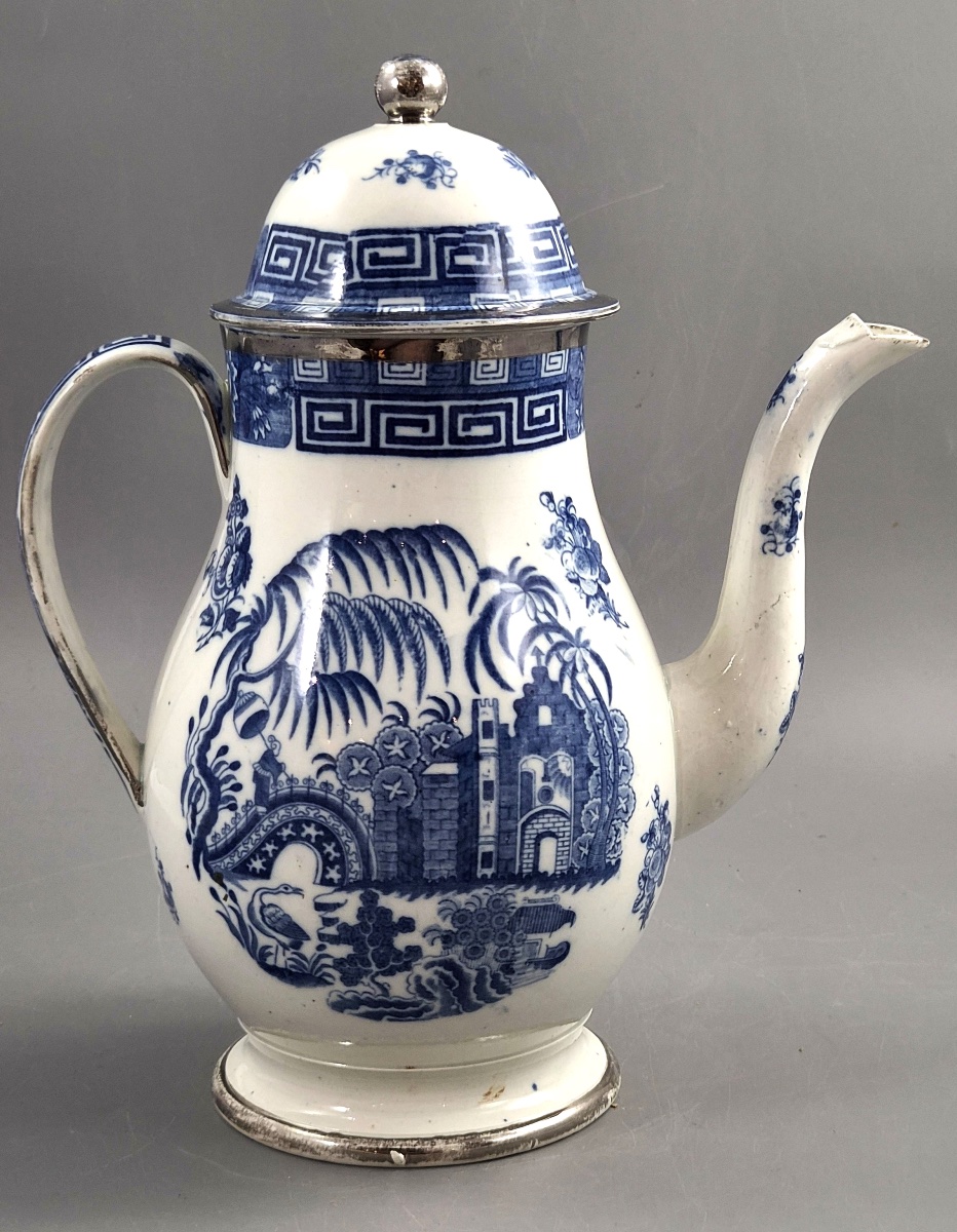 Cafetière couverte en porcelaine tendre de Caughley, décor Temple Landscape, vers 1780–1795