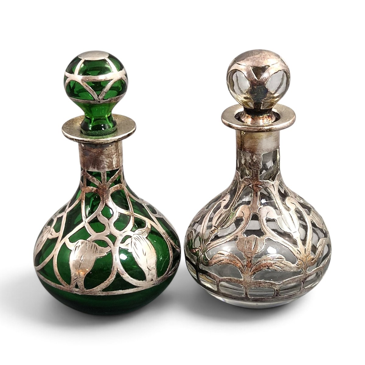 Paire de flacons à parfum Art nouveau en verre avec décor en argent sterling Gorham, vers 1900