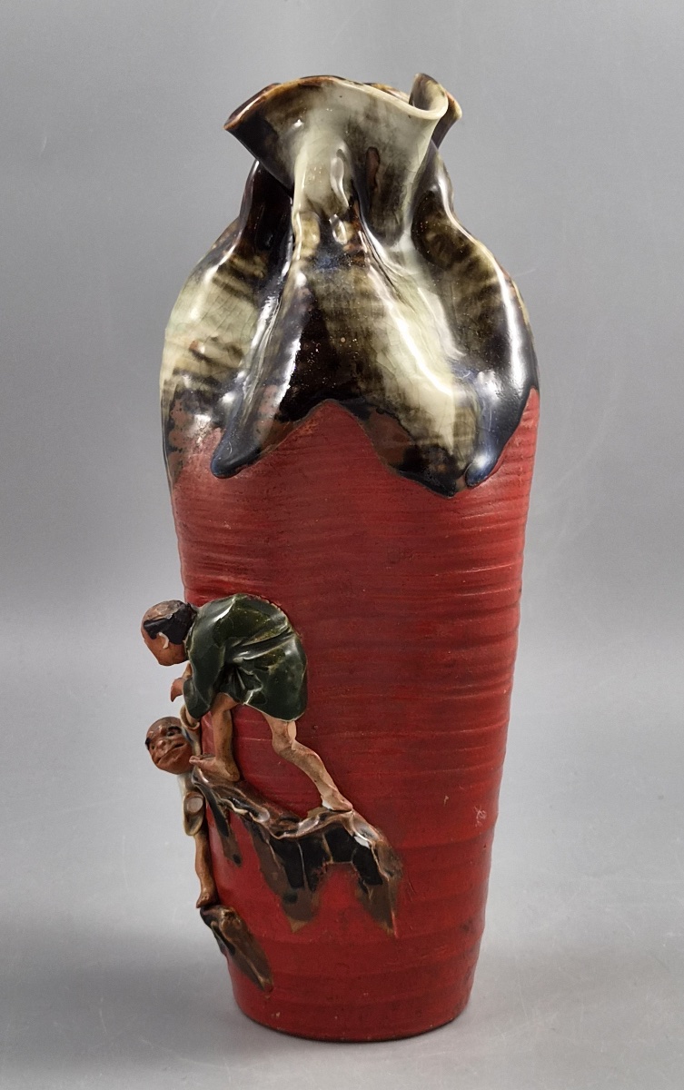 Grand vase japonais Sumida Gawa signé Ryōsai, personnages grimpants, Meiji–Taishō vers 1900-photo-2