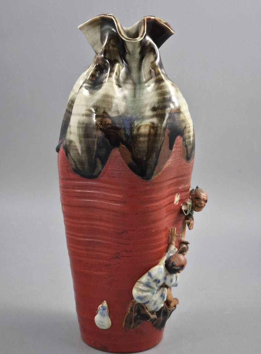 Grand vase japonais Sumida Gawa signé Ryōsai, personnages grimpants, Meiji–Taishō vers 1900-photo-1
