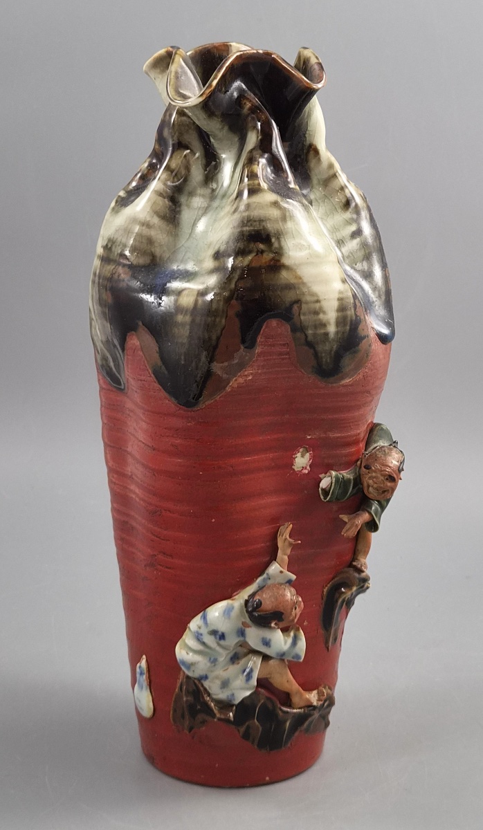 Grand vase japonais Sumida Gawa signé Ryōsai, personnages grimpants, Meiji–Taishō vers 1900-photo-2