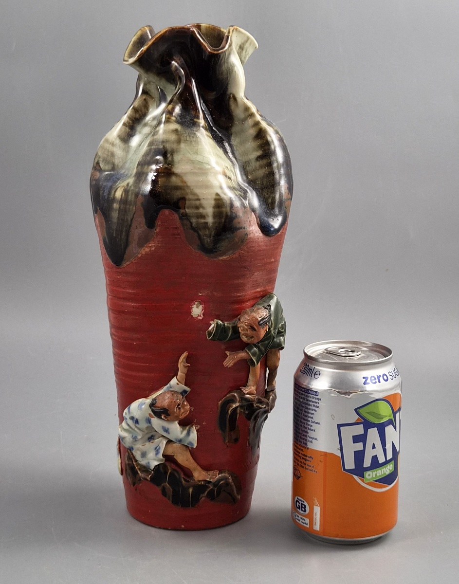 Grand vase japonais Sumida Gawa signé Ryōsai, personnages grimpants, Meiji–Taishō vers 1900-photo-4